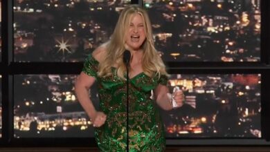 Jennifer Coolidge Defies Emmy Orchestra’s Play-Off Music and Dances
